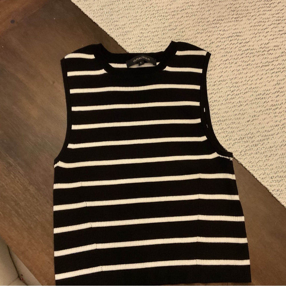 Olivaceous Black and White Boxy Muscle Tee